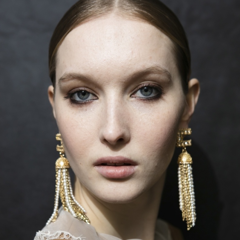  مكياج خريف 2021 مع الظلال البرونزية المات من دار Elisabetta Franchi