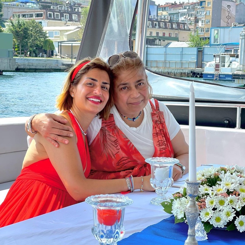 منة فضالي ووالدتها