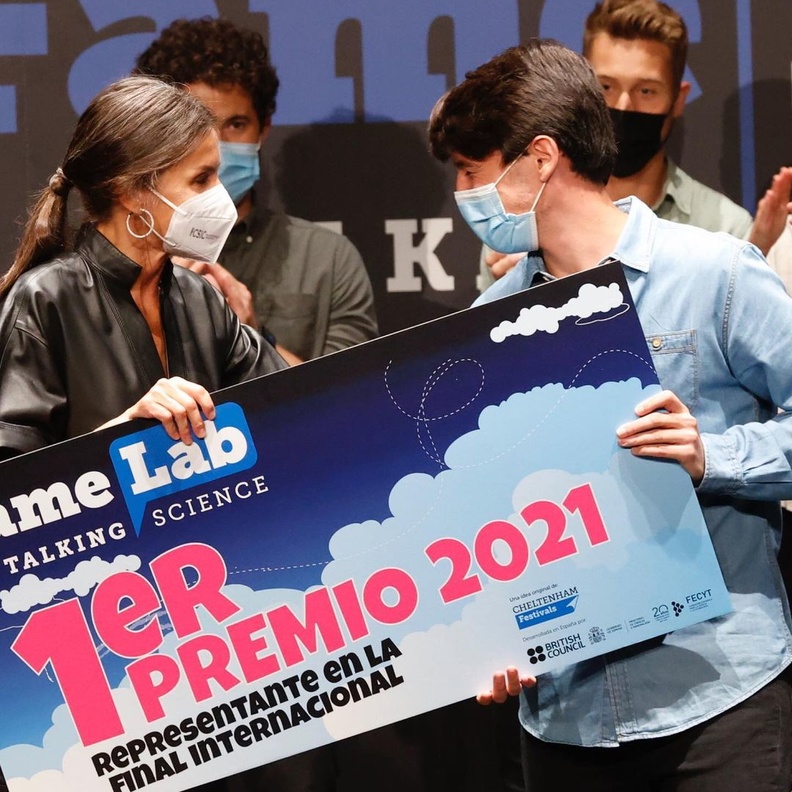 الملكة ليتيزيا تسلم جائزة أفضل مونولوج علمي