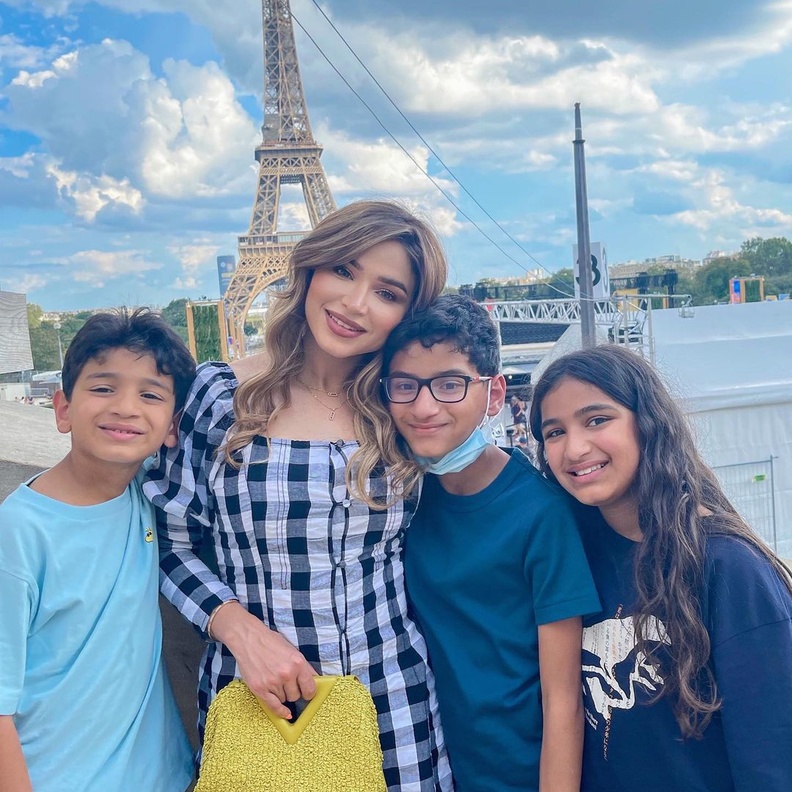 نهى نبيل تستجم مع أطفالها في باريس وترصد ردود أفعالهم الطريفة حول برج ايفل 