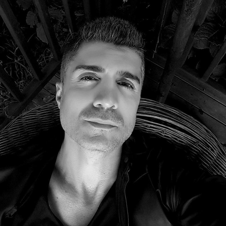 تعرفوا على أوزجان دينيز الخطيب السابق لـ أروى جودة وبطل "عروس اسطنبول"