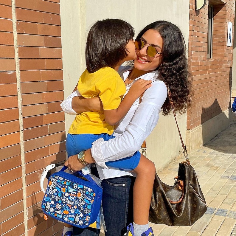 لقطات عائلية لريهام أيمن وشريف رمزي مع طفليهما في المدرسة 