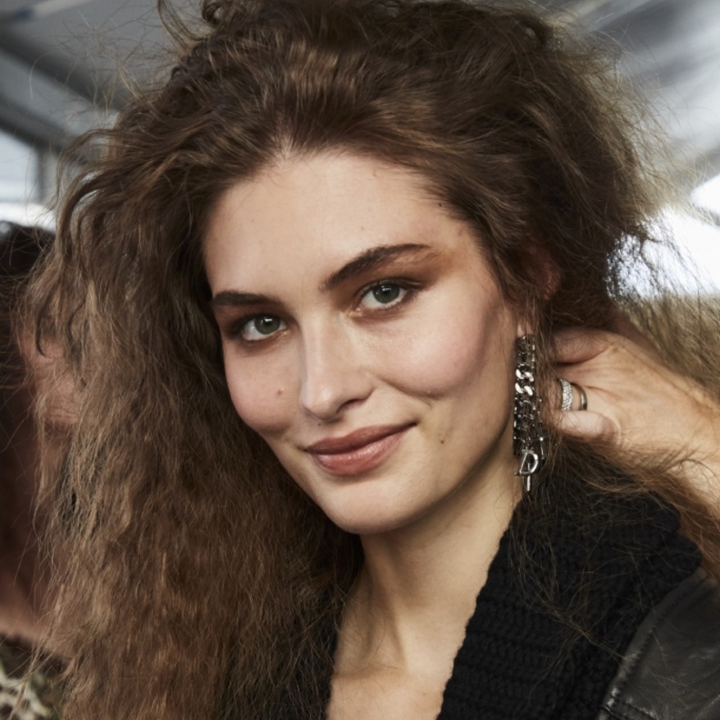 مكياج برونزي مات تسريحات شعر مجعدة من دار Dundas X Revolve