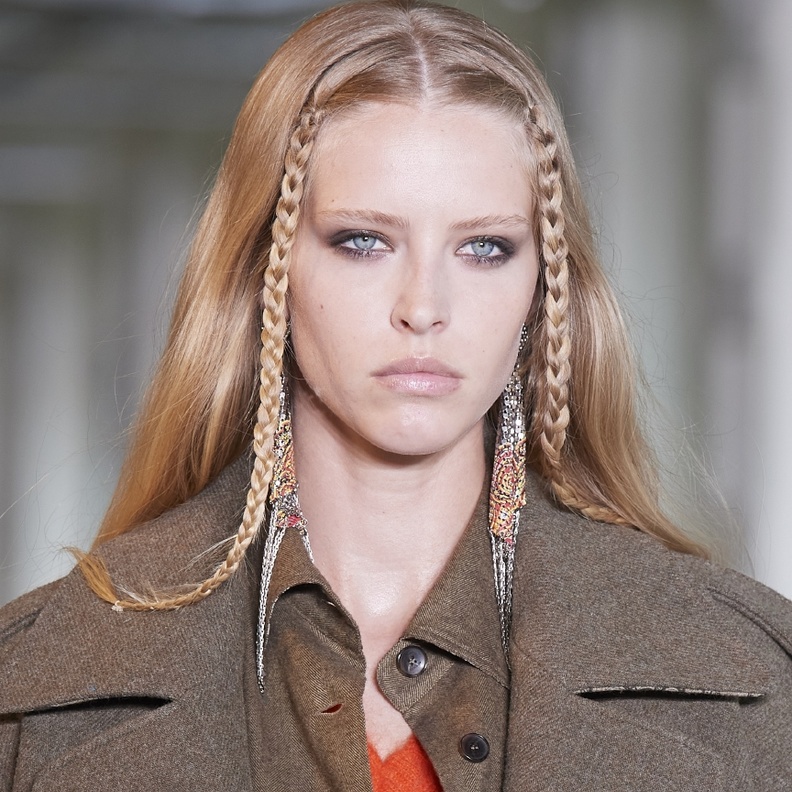 أجمل تسريحات شعر شبابية مع الضفائر العصرية لخريف 2021