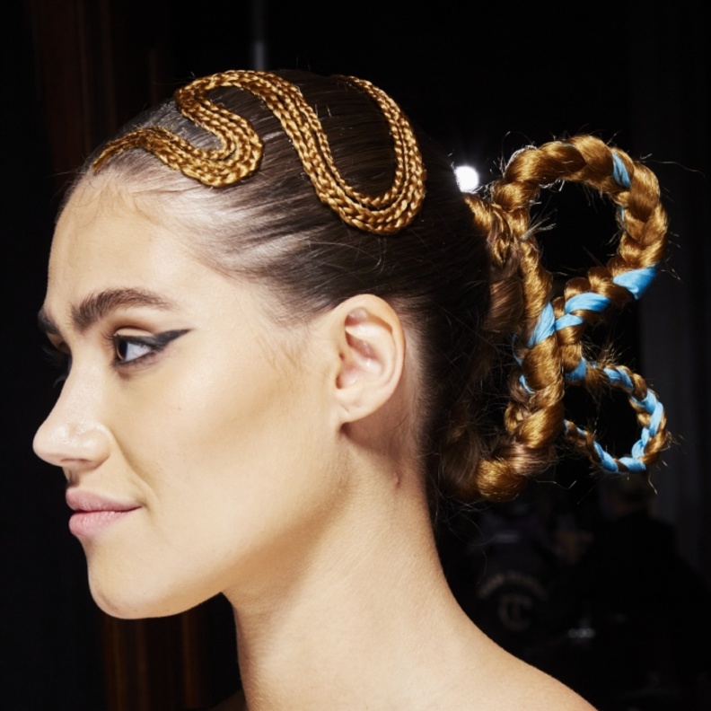 تسريحات شعر عصرية مع الضفائر الهندسية من دار Christian Siriano