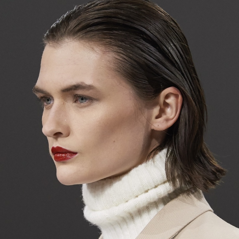 تسريحات شعر مبللة وملفتة لإطلالاتك في خريف 2021