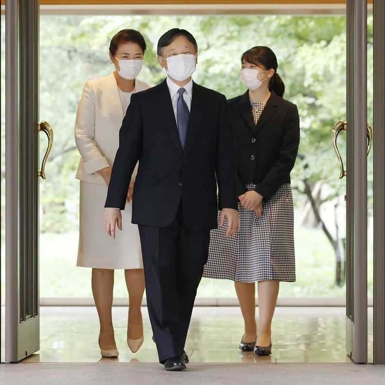 الإمبراطور ناروهيتو وأسرته ينتقلون للإقامة في القصر الإمبراطوري الياباني