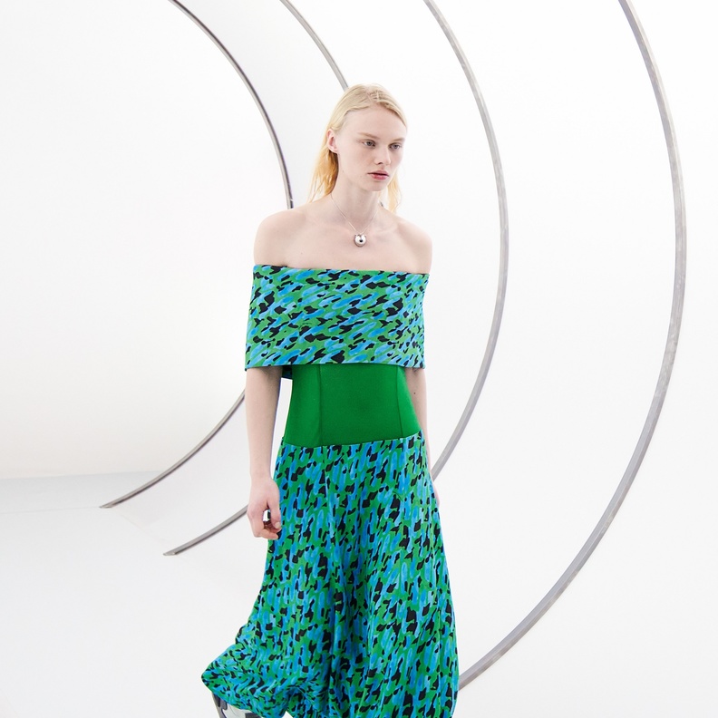 تنسيق إطلالات باللون الأخضر موضة خريف 2021-2022