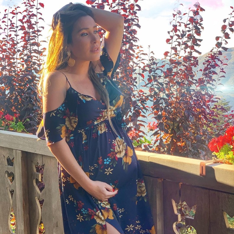 أحدثهن الفنانة سابين ..نجمات يحتفلن بحملهن