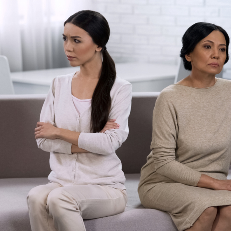 والدة عريس تختار فستان زفاف لإطلالتها في عرس إبنها !