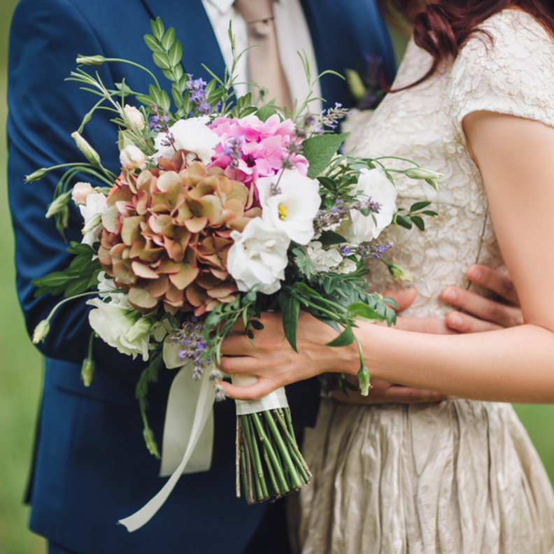 أفكار رائعة لحفل زفافك بالزهور البرية