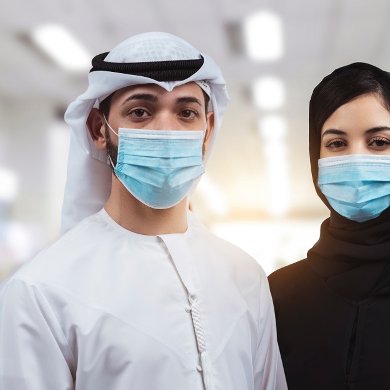 الإمارات تلغي إلزامية ارتداء الكمام في بعض الأماكن