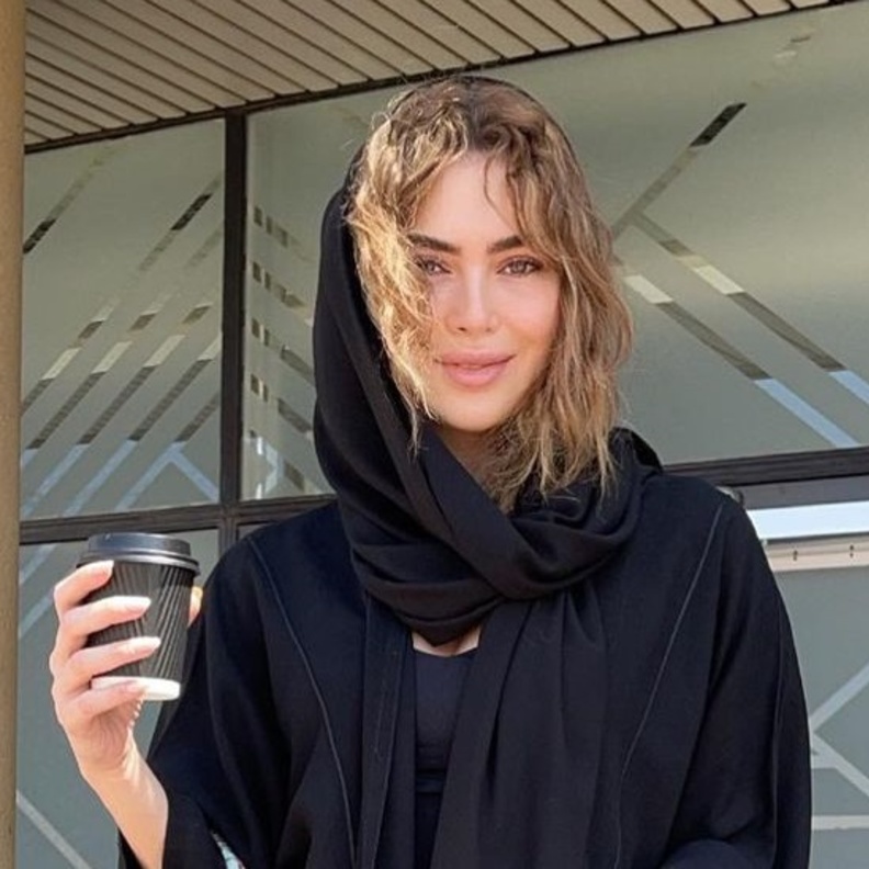 ستيفاني صليبا بغطاء الرأس