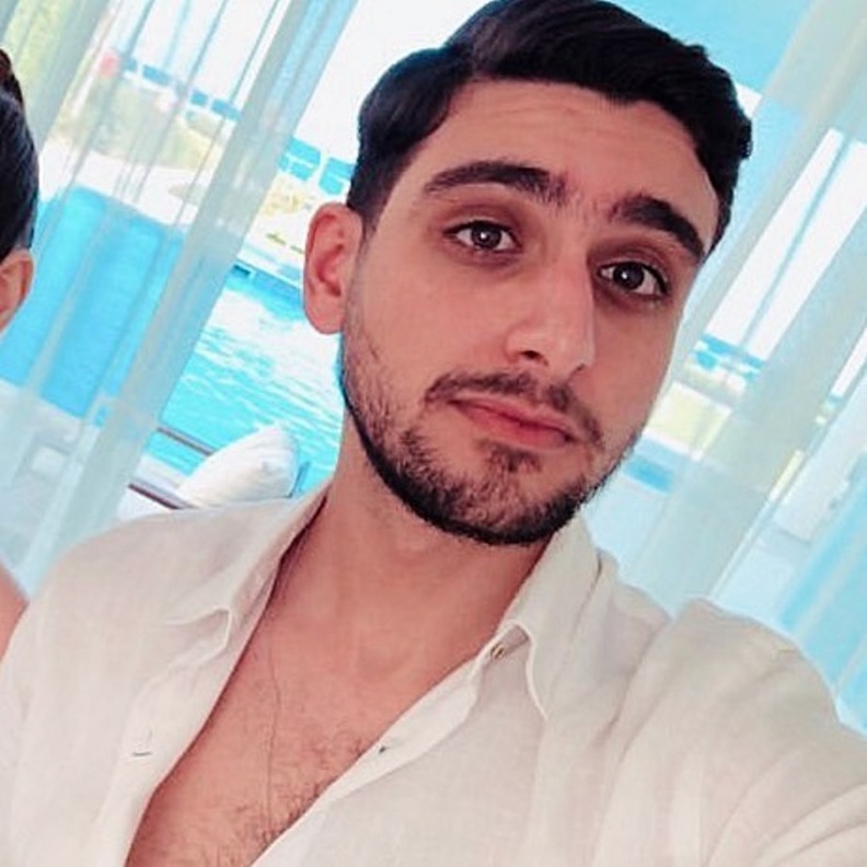 تيام مصطفى قمر يوضح حقيقة ارتباطه بـ ليلى أحمد زاهر