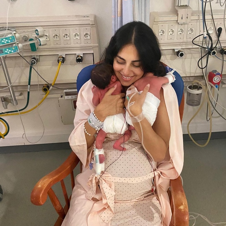 فاليري أبو شقرا مع ابنتيها