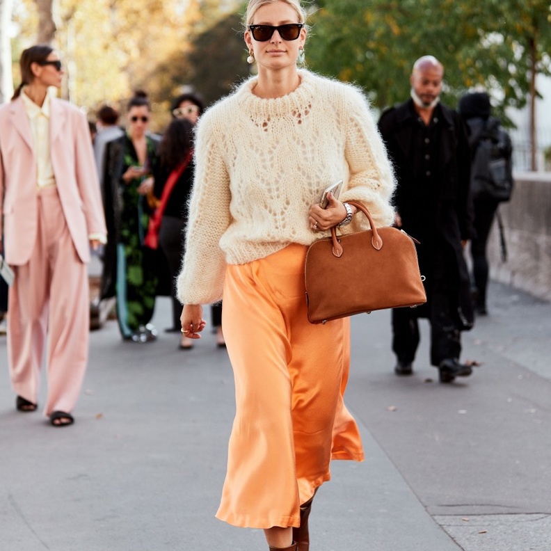 أفكار لتنسيق التنورة الساتان مع الملابس حسب شكل الجسم في خريف 2021