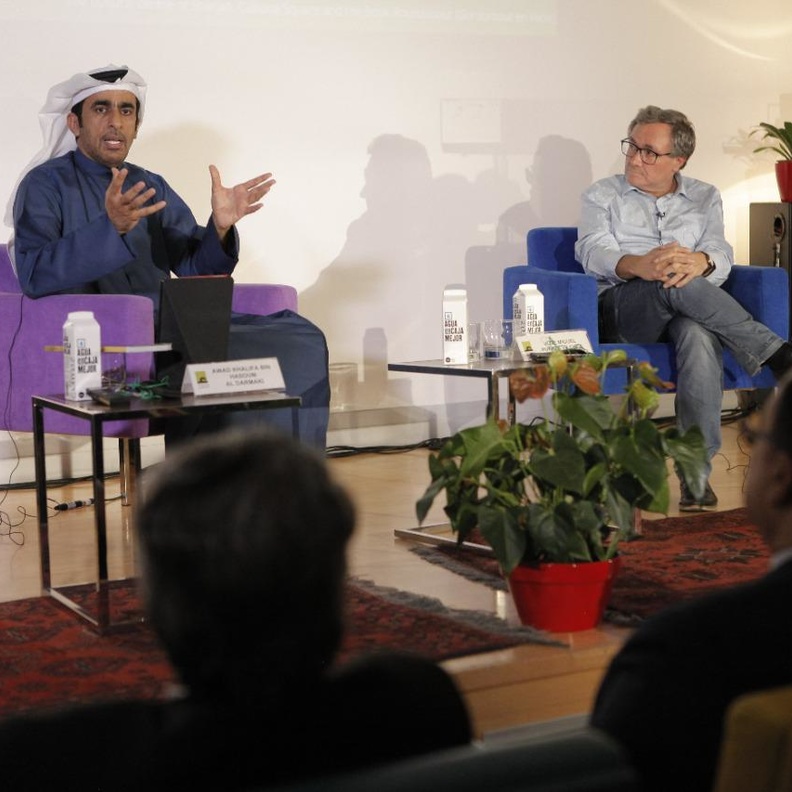 أدباء إسبان وإماراتيون يناقشون دور القهوة ورمزية الماء في بناء مشترك ثقافي تاريخي بين العرب والإسبان