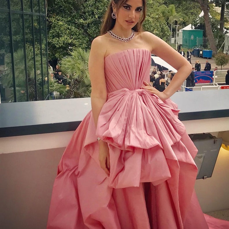 أزياء باللون الزهري الفاتح مستوحاة من درة زروق للتوعية بسرطان الثدي