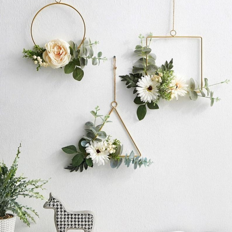 أشكال معدنية بأسلوب DIY مع باقات الزهور لديكور جدران منزلك