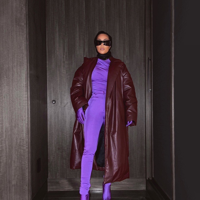 أطلت كيم بتوب تميّزت بقصة الياقة العالية مع البنطلون الضيق الذي عانق جسدها والجزمة من نفس اللون