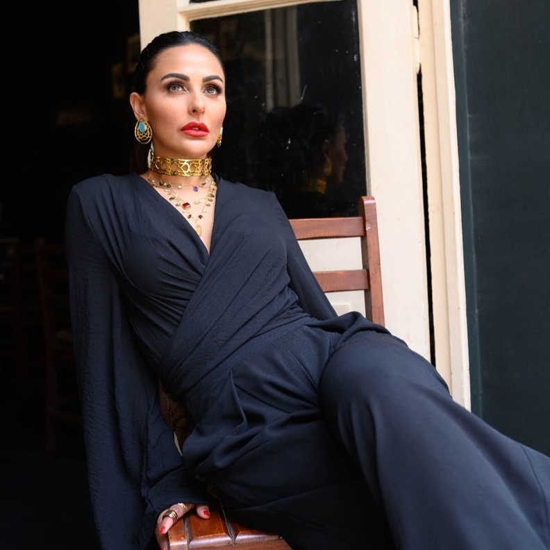 أطلت ميس حمدان بالحمبسوت الأسود الأنيق وأكملت اللوك بالمجوهرات الذهبية ذات الطابع الشرقي