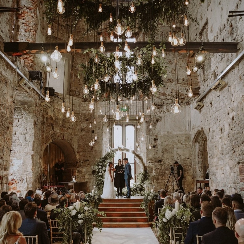 أفكار رائعة لتزيين أسقف قاعات الزفاف بنباتات الزينة الخضراء