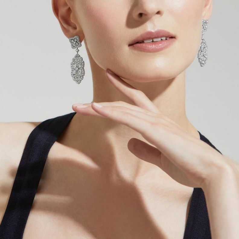 أقراط Enchanted Lotus  من دي بيرز  De Beers(1)