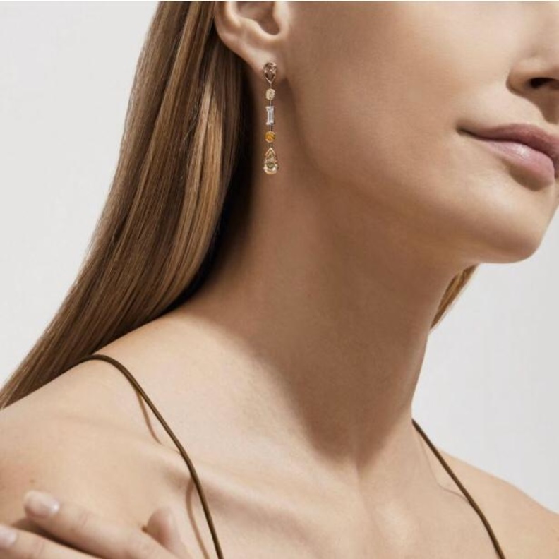 المجوهرات الذهبية المختلطة لإطلالة بعيدة عن التقليد