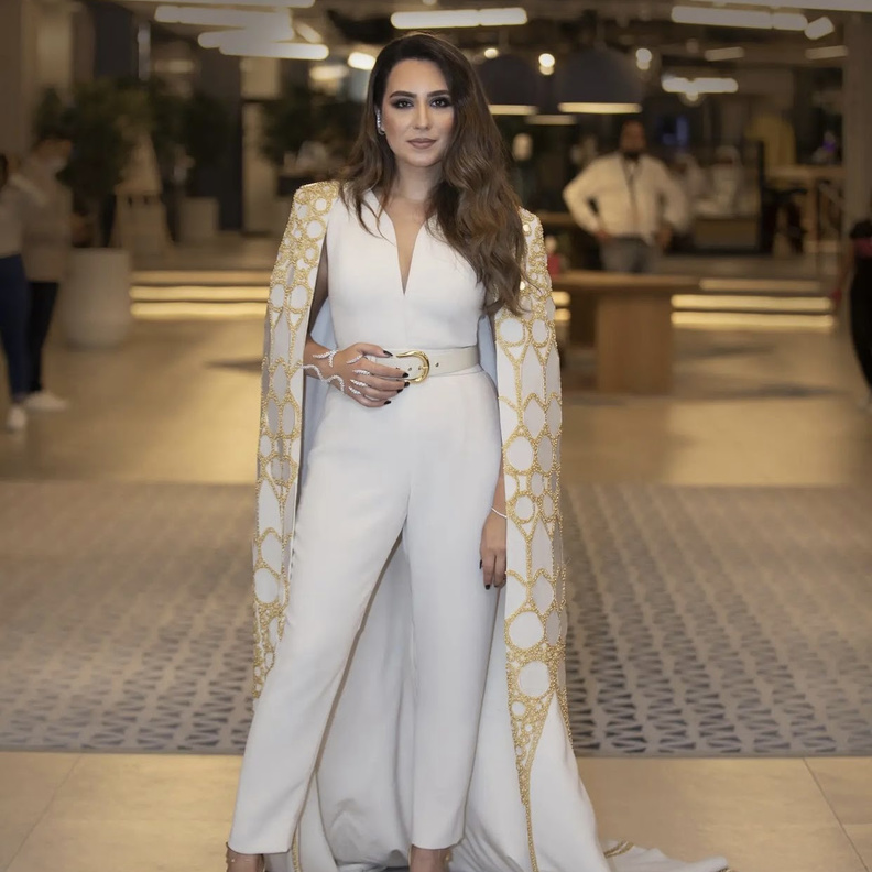 إطلالة ميسا قرعة في إكسبو 2020 تخطف الأنظار بالجمبسوت مع الكاب