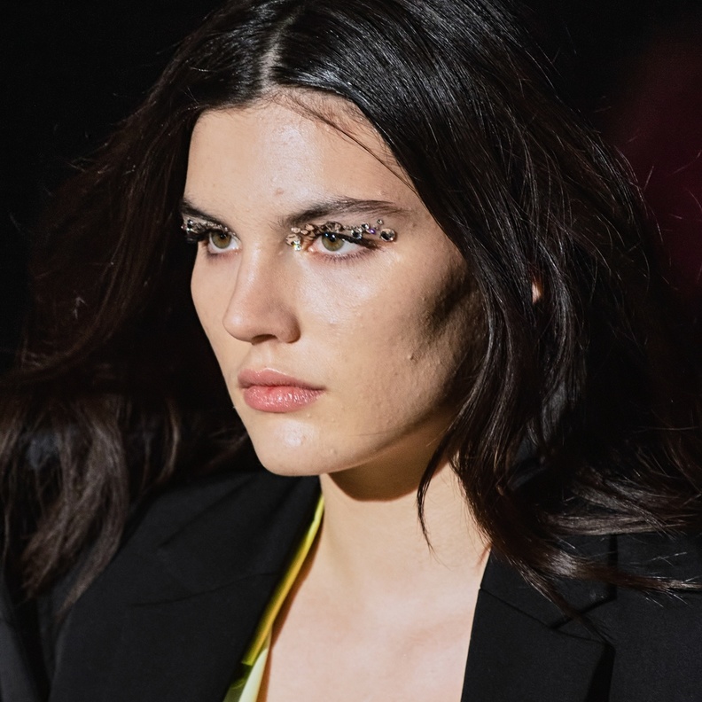 اجمل مكياج فضي براق وقوي مع الغليتر النافر من Coperni