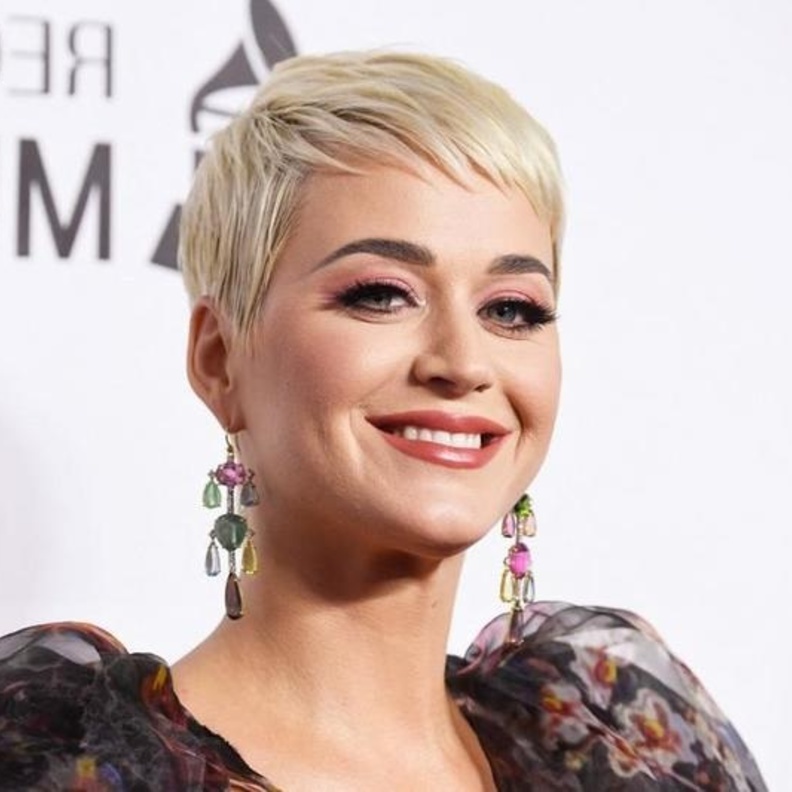 مكياج وردي مميز على طريقة كاتي بيري لدعم مريضات سرطان الثدي