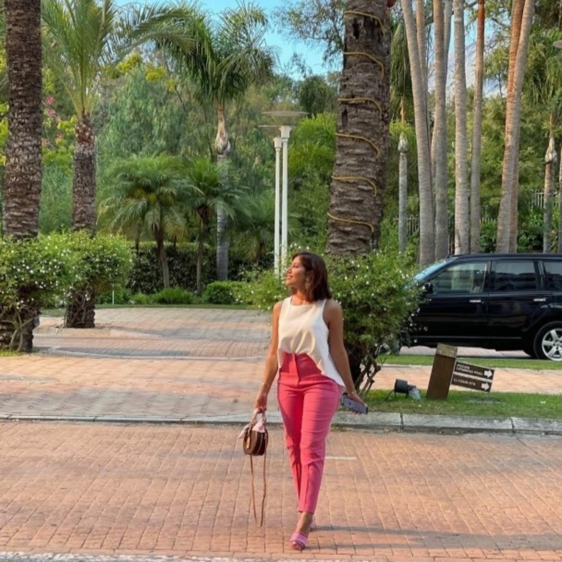 اختارت هنوف طلال ارتداء البنطال الزهري