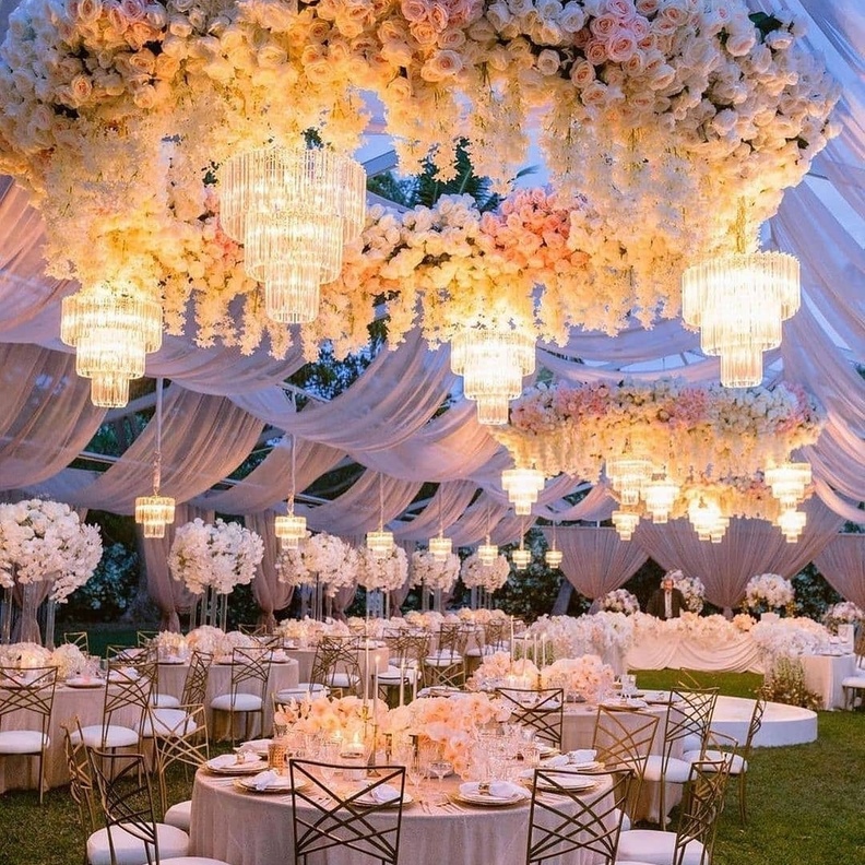 استخدمي ثريا واحدة أنيقة وبسيطة التصميم