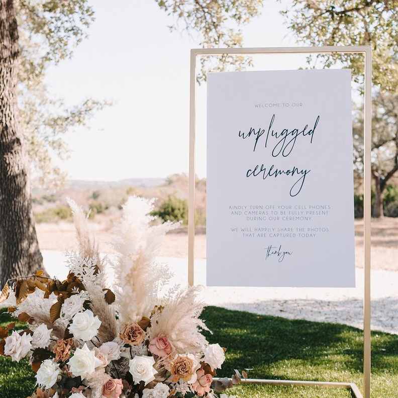 استخدمي لافتات مواقع الجلوس في حفل الزفاف وتستخدم لمساعدة ضيوف الحفل في تحديد أماكن جلوسهم