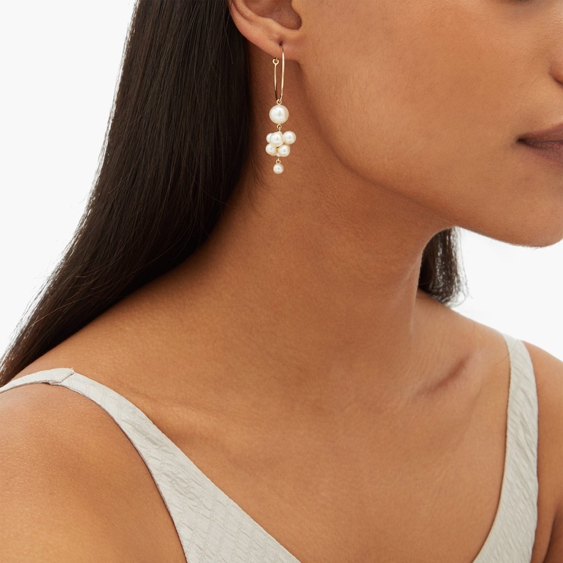 اطلالات النهار مزينة بمجوهرات اللؤلؤ الناعمة