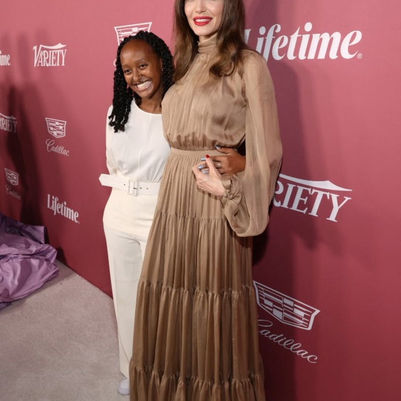 اطلالات انجلينا جولي برفقة ابنتها Zahara بفستان بني من دار Harith Hashim 