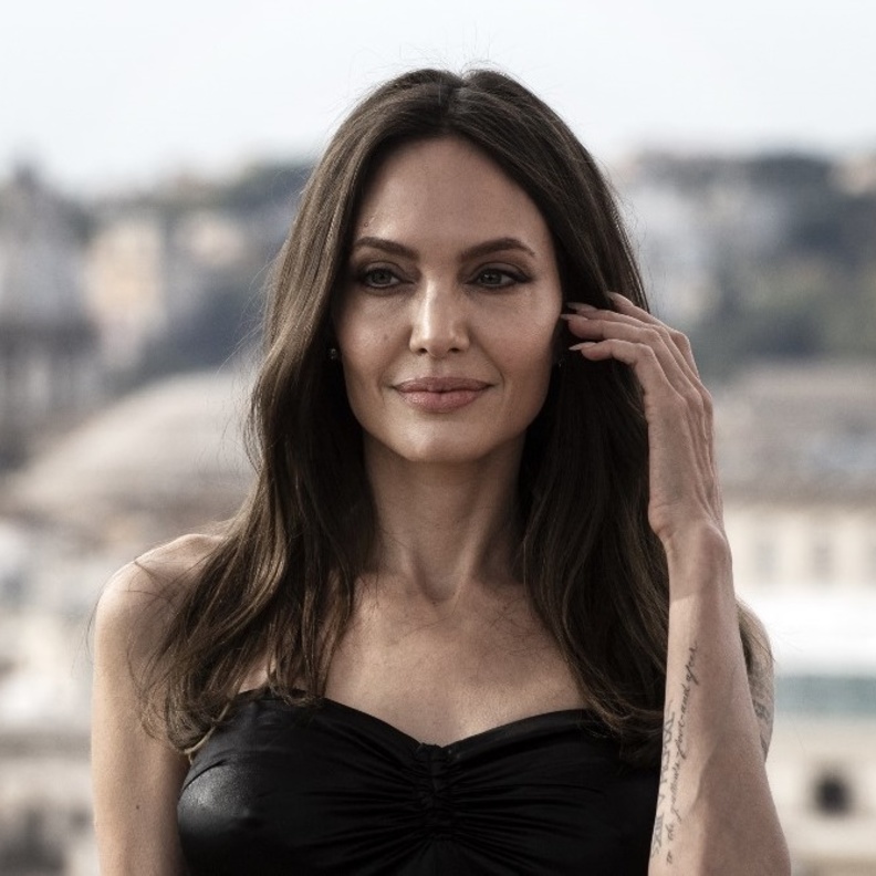 اطلالات انجلينا جولي بمكياج اسود ومات