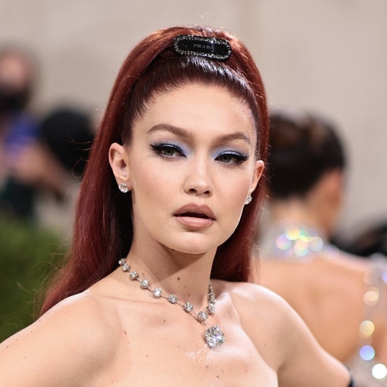 أبرز إطلالات جيجي حديد الجمالية بعد انفصالها عن زين مالك