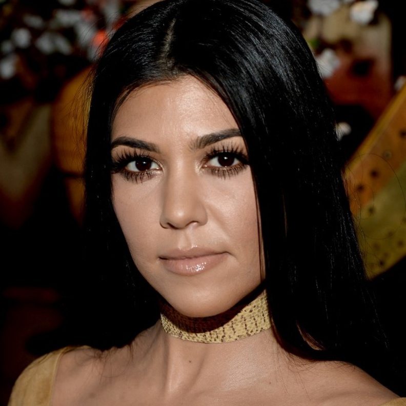 أبرز إطلالات كورتني كارداشيان الجمالية بعد خبر خطوبتها من ترافيس باركر