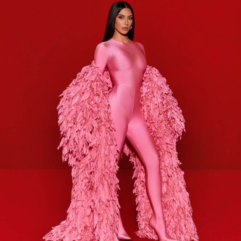 ازياء باللون الزهري على طريقة كيم كارداشيان للتوعية بسرطان الثدي