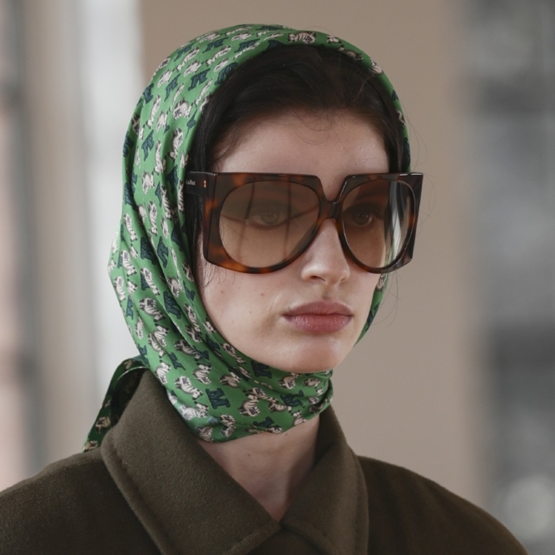 اكسسوارات شعر الوشاح العريض والمقوش من دار Max Mara
