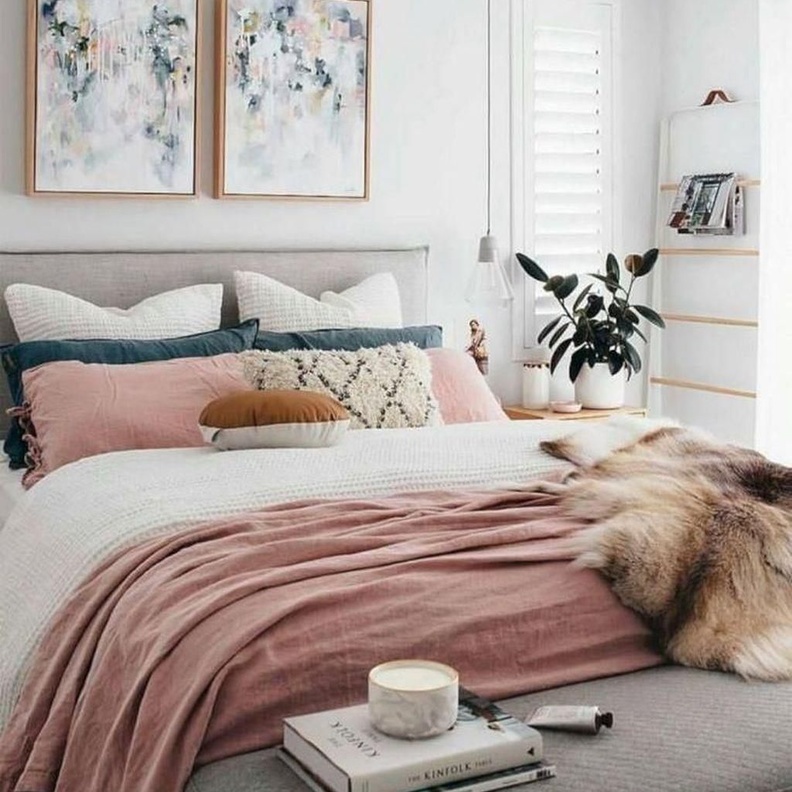 الأزرق والزهري في ديكورات غرفة نوم اسكندنافية