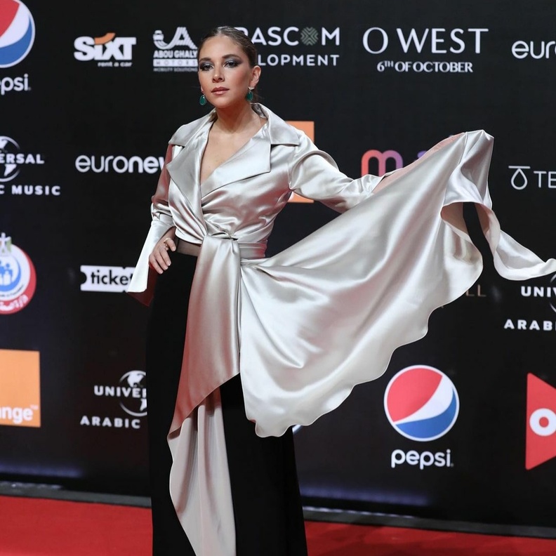 اطلالات أنيقة للفنانة السعودية فاطمة البنوي بلمسات سعودية بالتعاون مع روان كتوعة