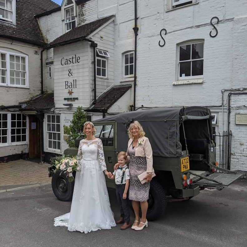 العروس استعارت سيارة لاند روفر قديمة.gallery