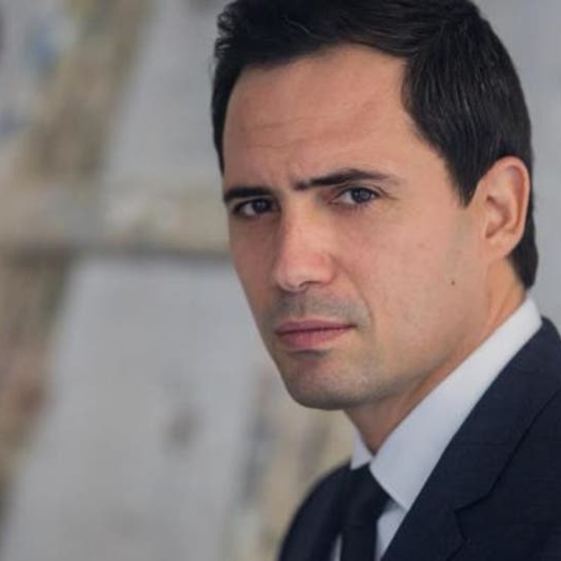 الفنان ظافر العابدين تزوج من سيدة بريطانية- الصورة من صفحة داعمي الفنان ظافر العابدين على فيسبوك