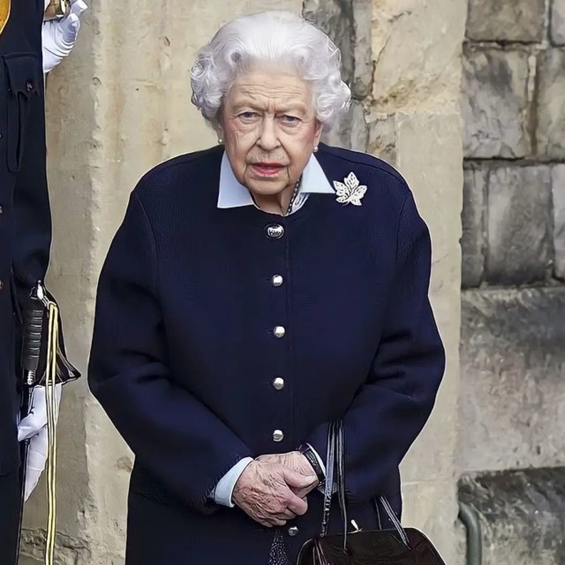 الملكة إليزابيث الثانية ملكة بريطانيا تواجه خطر الإفلاس