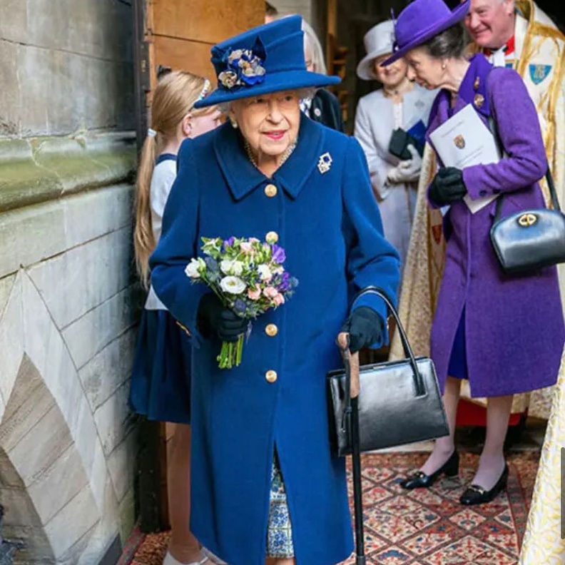 الملكة إليزابيث الثانية ملكة بريطانيا، تخطط للتنازل عن العرش بسبب سوء حالتها الصحية