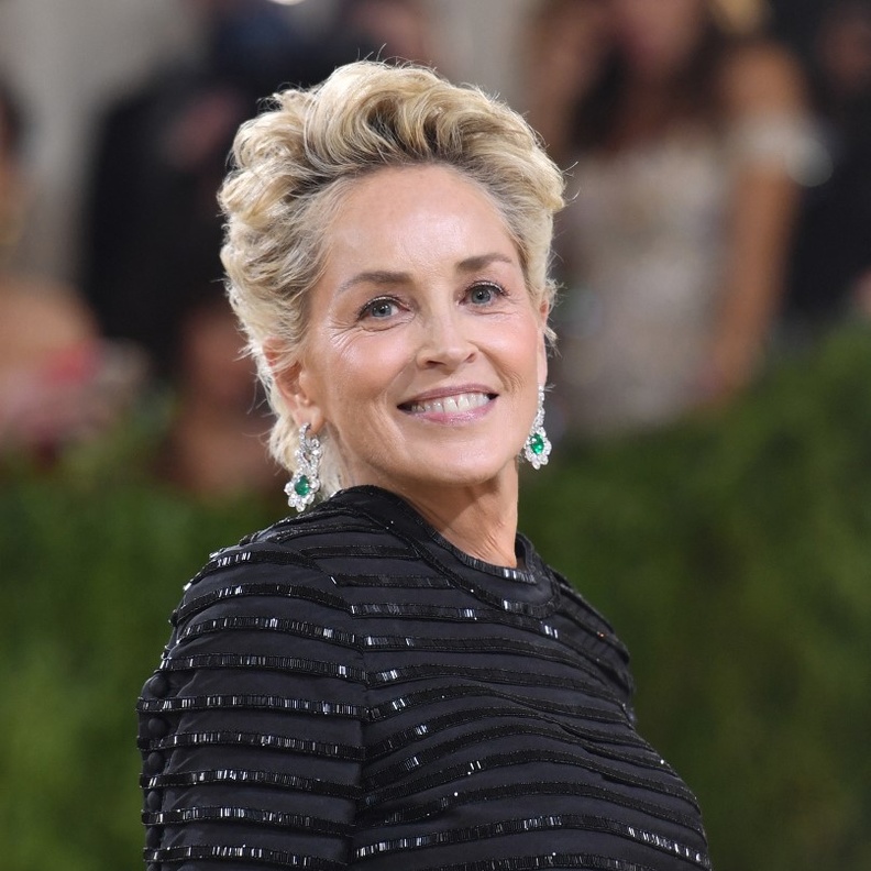 النجمة الأميركية شارون ستون Sharon Stone بمجوهرات شوبارد Chopard