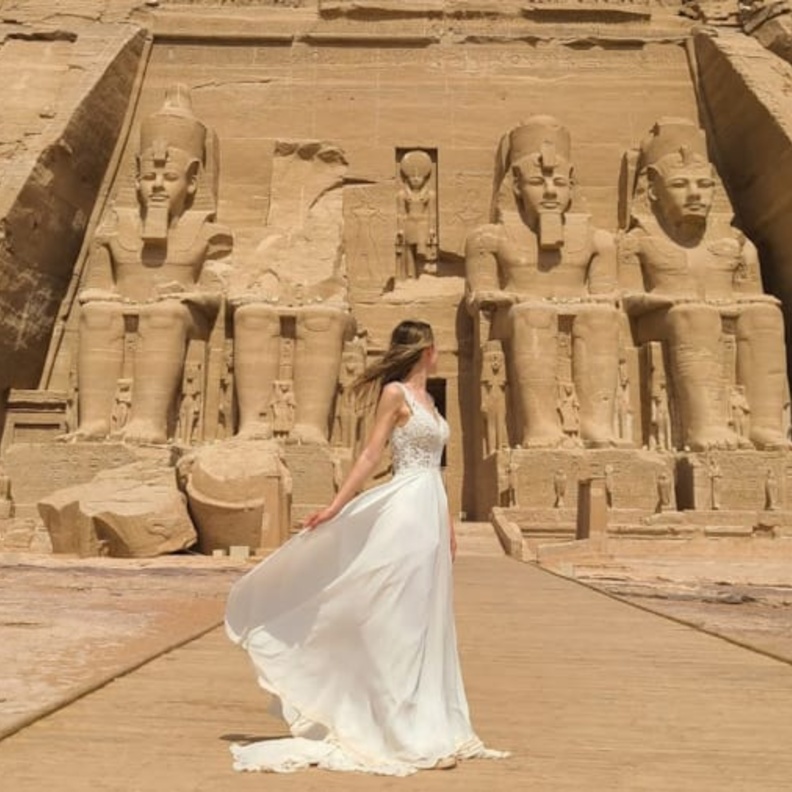 امرأة تستمر في ارتداء فستان زفافها في كل رحلات سفرها