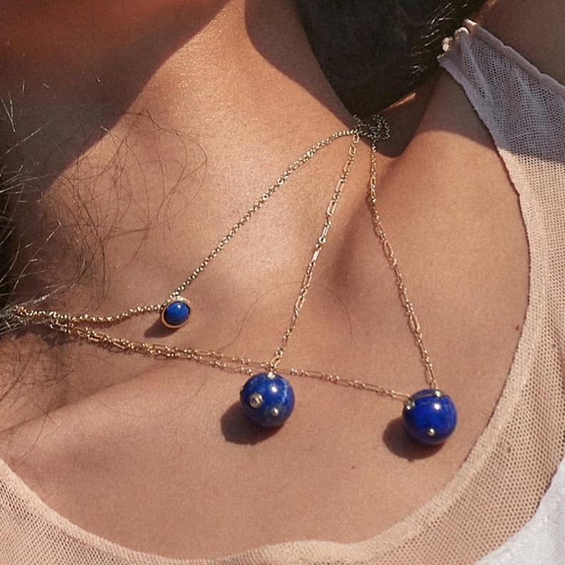 اناقة راقية في الخريف مع مجوهرات ذهب ولازورد